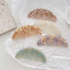 可愛くて持ち運び便利のサイズ感に上品な大理石柄 プレゼントとしても適切な月型クシ美容 コスメ 香水