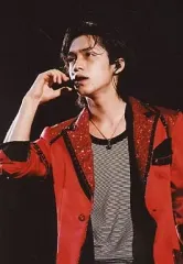 【中古】生写真(ジャニーズ) 関ジャニ∞/錦戸亮/ライブフォト・上半身・ジャケット赤・右手マイク・背景黒・枠無し/クリスマスパーティー限定公式生写真