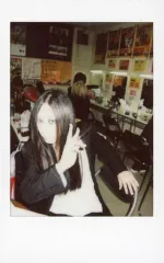 【中古】生写真(男性) umbrella/春/上半身・衣装黒.白・座り・右手ピース/生チェキ