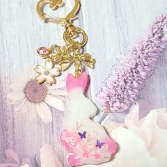 振り向きうさぎちゃんと桜の花のキーホルダー・ハンドメイド・レジン 