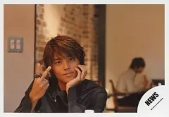 【中古】生写真(ジャニーズ) NEWS/手越祐也/横型・バストアップ・シャツ黒・右手ピース・左手頬杖/公式生写真