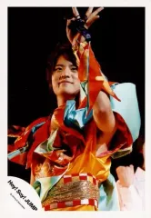 【中古】生写真(ジャニーズ) Hey! Say! JUMP/岡本圭人/ライブフォト・上半身・衣装赤オレンジ水色・左手上げ・左手マイク・目線上・背景黒/公式生写真