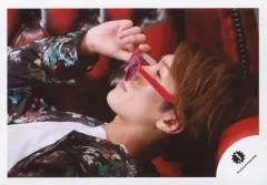 【中古】生写真(ジャニーズ) ジャニーズJr./渡辺翔太/横型・バストアップ・衣装黒白に花柄・ソファに寝そべる・右手サングラス/17秋 SiXTONES・Snow Man「少年たち～Born TOMORROW～」パンフ＆グッズ撮影オフショット/公式生写真