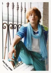 【中古】生写真(ジャニーズ) Hey! Say! JUMP/有岡大貴/膝上・座り・衣装青・白・緑・ストール・右手左足・口すぼめ・窓/公式生写真