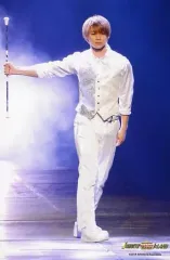 【中古】生写真(ジャニーズ) King ＆ Prince/平野紫耀/ライブフォト・全身・衣装白・右手ステッキ・スモーク・背景青・2Lサイズ/「JOHNNYS’ King ＆ Prince IsLAND」ステージフォト 第1弾