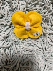 お花のブローチ（黄色•蝶）