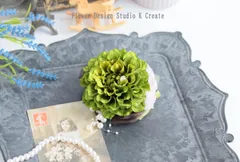 黄緑のダリアとカーネーションのコサージュ　結婚式　卒業式　入学式　グリン　黄緑　ピンク　フォーマル　セレモニー　パール　リボン　2Way　箱入り