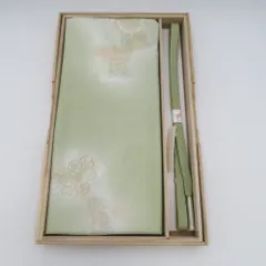 帯締め・帯揚げセット 正絹 帯揚げ帯締めセット 平組 金糸 紗綾形に幾何学模様 2点 薄緑色ｘ多色 ぼかし 絹100% 和装小物 箱入 新品