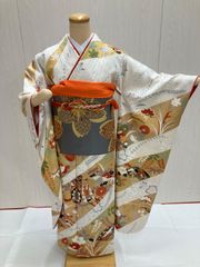 «花ラブリ»　F385WH　振袖単品　リユース品　適応身長155ｃｍ前後　花　御所車　ごしょぐるま　牛車　白　ホワイト　金色　ゴールド　グレー　正絹　　お正月　卒業式　結婚式　成人式
