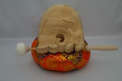 【手彫り】本楠木魚鯱彫 総金襴丸布団 藤製木魚撥セット【送料込み】