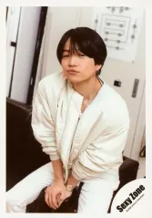 【中古】生写真(ジャニーズ) Sexy Zone/菊池風磨/膝上・座り・衣装白・両手重ね・ソファ/「Sexy Zone POP×STEP!? TOUR 2020」グッズオフショット/公式生写真