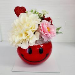 母の日 カーネーション  プレゼント カラー　サンドアート　ニコちゃん　スマイル　赤　フラワーアレンジメント　玄関　お花　置き飾り