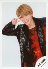 【中古】生写真(ジャニーズ) Aぇ! group/末澤誠也/膝上・衣装黒・赤・右手ピース・笑顔・目線右・背景白/「関ジュ 夢の関西アイランド 2020 in 京セラドーム大阪 ～遊びにおいでや!満足 100%～」グッズオフショット/公式生写真