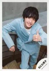 【中古】生写真(ジャニーズ) なにわ男子/道枝駿佑/全身(足見切れ)・衣装水色・階段・左手親指立て・笑顔/「関ジュ 夢の関西アイランド 2020 in 京セラドーム大阪 ～遊びにおいでや!満足 100%～」グッズオフショット/公式生写真