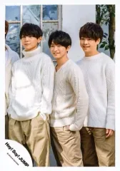 【中古】生写真(ジャニーズ) Hey! Say! JUMP/山田涼介・知念侑李・有岡大貴/膝上・衣装白.ベージュ・山田両手ポケット・知念左手ポケット・左向き・野外/16-17冬 コンサートグッズ撮影/公式生写真
