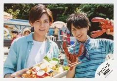 【中古】生写真(ジャニーズ) ジャニーズWEST/小瀧望・藤井流星/横型・バストアップ・衣装水色白・青ボーダー柄・小瀧右手トレー・野菜・藤井両手ロブスター・背景野外/『人生は素晴らしい』PV＆ジャケ写撮影/公式生写真