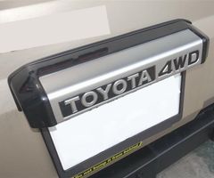 トヨタ純正】ランクル70再再販のライセンスプレートアシスト(純正