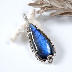 ～鮮やかなブルーフラッシュ！～　ラブラドライトの大粒ペンダント　天然石アクセサリー　一点物　macari