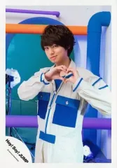 【中古】生写真(ジャニーズ) Hey! Say! JUMP/伊野尾慧/膝上・衣装白・青・口閉じ・顔左向き・両手でハート・パイプ/公式生写真