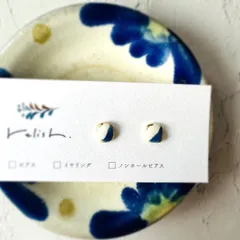 【再販】スクエア 小ぶり 絵付 陶器 ピアス ノンホールピアス イヤリング ブルー 青 白 ホワイト ゴールド 金 小さい シンプル ギフト 贈り物 プレゼント 母の日 誕生日 海色 空色 雲