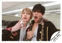 【中古】生写真(ジャニーズ) 7 MEN 侍/今野大輝・菅田琳寧/横型・上半身・衣装白・黒・今野右手ピース・舌出し・菅田口開け/Johnnys’ ISLAND セルフィー 2020/公式生写真