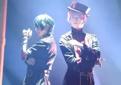 【中古】生写真(男性) 山崎大輝(斎宮宗)・猪野広樹(影片みか)/ライブフォト・横型・上半身・ユニット衣装・キャラクターショット・2Lサイズ/Valkyrie/「『あんさんぶるスターズ!エクストラ・ステージ』～Memory of Marionette～」舞台写