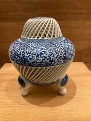 有田焼　波佐見焼　琴峰窯　香炉　網目透かし　青海波　三つ脚　高さ14cm　箱付き 有田焼 波佐見焼 琴峰窯 香炉 網目透かし 青海波 三つ脚 高さ
