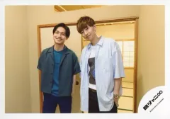 【中古】生写真(ジャニーズ) 関ジャニ∞/錦戸亮・大倉忠義/膝上・錦戸衣装青・大倉衣装白.水色・顔傾げ・室内/「十五祭」グッズオフショット/公式生写真