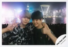 【中古】生写真(ジャニーズ) Hey! Say! JUMP/山田涼介・有岡大貴/横型・バストアップ・衣装黒白・緑・山田右手ピース・有岡左手親指立て・肩組み/海外(香港)オフショット/公式生写真