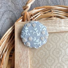 刺繍【ヘアゴム】【ポニーフック】【ブローチ】選べるパーツ　no.117