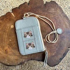パスケース2枚用 小銭入れ付き（ライトグレーの革に茶トラ猫の刺繡）No.03003-40
