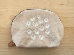 【デイジーモカ】刺繍　ポーチ　IT007-14　シェルポーチ　マチあり　母の日　化粧品　小物入れ　バッグインバッグ　旅行　通勤　可愛い　おしゃれ　誕生日　プレゼント　ギフト