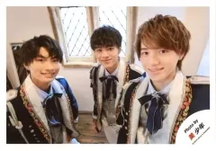 【中古】生写真(ジャニーズ) 美 少年/那須雄登・金指一世・岩崎大昇/横型・上半身・衣装青・白・両手下・笑顔・センター金指・後ろ窓/「Ｊohnnys’ ISLAND セルフィー」/公式生写真(アイランドストア限定)