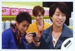 【中古】生写真(ジャニーズ) 嵐/大野・松本・櫻井/横型・バストアップ・大野衣装青・松本衣装黄色・櫻井右手カメラ・後ろにポップコーン・「ARASHI LIVE TOUR Popcorn」/公式生写真