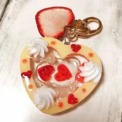 いちごのショートケーキ◆ハートシェイカー シャカシャカキーホルダー ダブルハートシェイカー 押しフルーツ 苺 果物 フルーツ ストラップ メンカラ 名入れ ネームタグ スイーツ レジン ビーズ パール ハンドメイド フェイクスイーツ デコ しぇりるのシェイカー