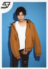 【中古】生写真(男性) SUPER★DRAGON/飯島颯/膝上・背景青/颯生誕記念 スペシャル生写真セット「HAYATE BIRTHDAY PHOTO SET」