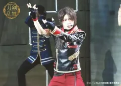 【中古】生写真(男性) 佐藤流司(加州清光)/ライブフォト・横型・膝上・2部衣裳・両手上げ・2Lサイズ/ミュージカル『刀剣乱舞』～幕末天狼傳～ ローソンプリント