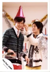 【中古】生写真(ジャニーズ) Hey! Say! JUMP/中島裕翔・岡本圭人/上半身・衣装緑・黒・白・帽子・王冠・岡本両手飾り・「愛すればもっとハッピーライフ」/公式生写真