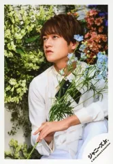 【中古】生写真(ジャニーズ) 美 少年/藤井直樹/上半身・衣装白・両手花・顔左向き・目線左/JOHNNYS’ ISLAND STORE オフショット/公式生写真