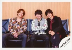 【中古】生写真(ジャニーズ) Hey! Say! JUMP/集合（3人）/横型・膝上・衣装黒・赤・白・黄色・有岡腕組み・高木両手組み/「Hey! Say! JUMP LIVE TOUR 2019-2020 PARADE」グッズオフショット/公式生写真
