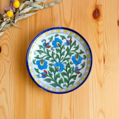 陶器飾り皿　インド　ブルーポタリー　中サイズ　白地に水色の花