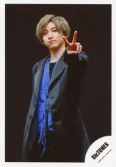 【中古】生写真(ジャニーズ) SixTONES/京本大我/膝上・衣装黒.青・左手ピース・背景黒/シングル「NAVIGATOR」MV＆ジャケ写オフショット/公式生写真