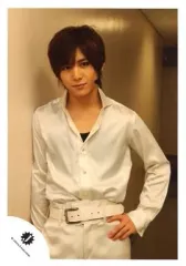 【中古】生写真(ジャニーズ) Hey! Say! JUMP/山田涼介/膝上・衣装白・左手腰・壁に寄りかかり/公式生写真
