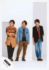 【中古】生写真(ジャニーズ) 嵐/集合(3人)/全身・衣装茶青黒・顔左向き・目線左・センター大野・二宮腕組み・櫻井オブジェ寄りかかり・背景白/「Are You Happy?」ジャケ写撮影＆「Don’t You Get It」PV撮影/公式生写真