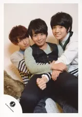 【中古】生写真(ジャニーズ) 関西ジャニーズJr./向井康二・大西流星・西畑大吾/膝上・座り・衣装白グレー黒・ボーダー・チェック柄・腕交差・センター大西抱き・背景白/公式生写真