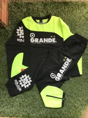 GRANDE ピステ上下セット　/ブラック×イエロ－/未使用新品/一枚物のサムネイル