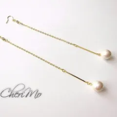 ロングチェーンのコットンパール・スイングピアス ☆ クリスタルとゴールドバー