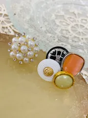 【ピアス】アシンメトリー　アンティーク　ボタン【パール系】