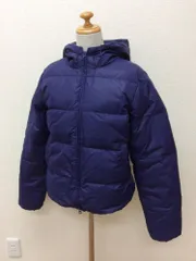 ナチュラルビューティーベーシック パープルのダウンジャケット フード付き