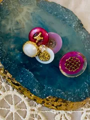 【ピアス】樹脂　アシンメトリー　アンティーク　ボタン【パープル系】